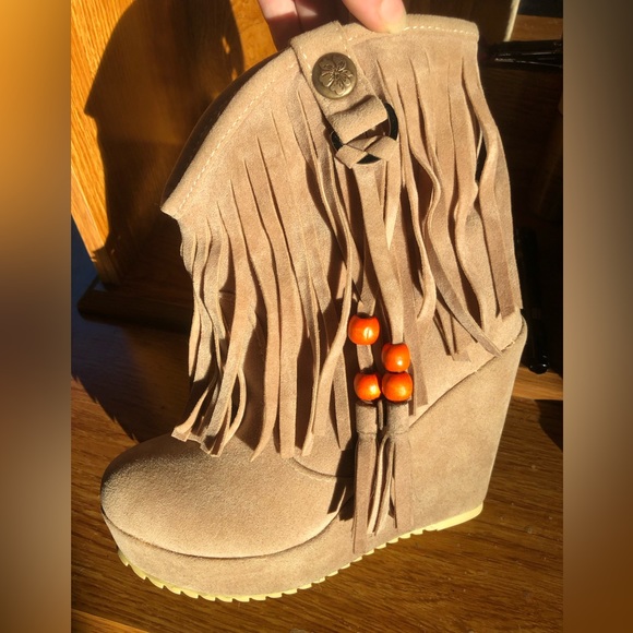 UNBRAND | Cute beige with cream faux Sherpa inside |9,5" high 4,5" heel | 5 - Picture 3 of 12